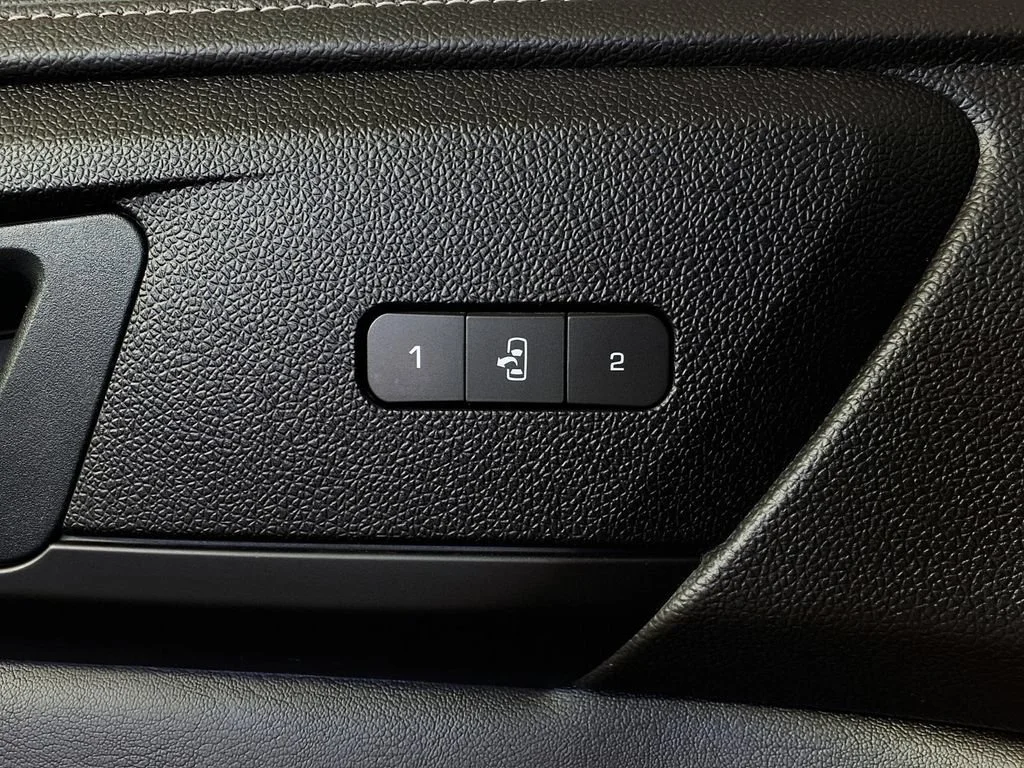 Used 2016 IRIDESCENT PEARL TRICOAT Chevrolet LTZ image 19