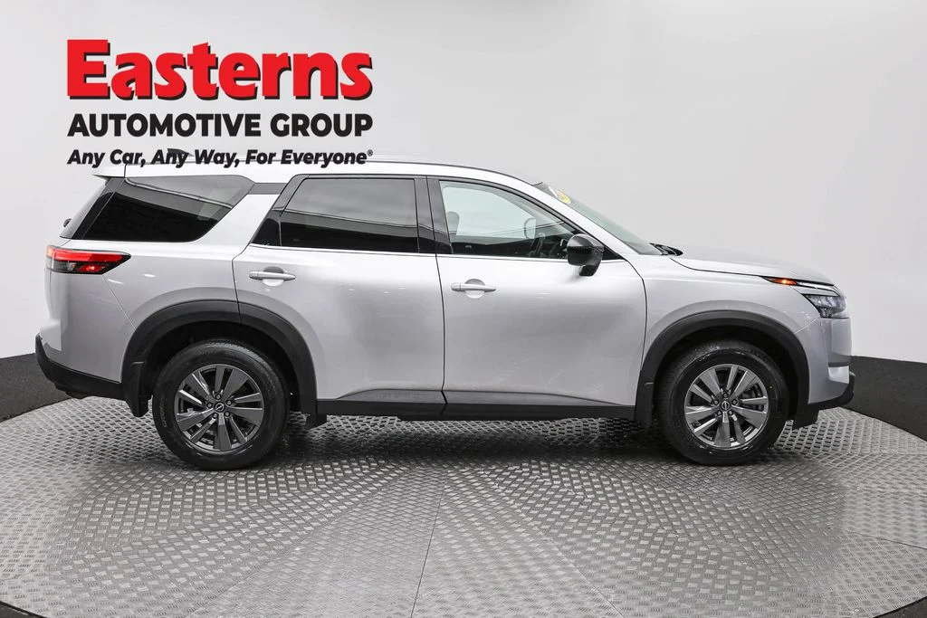 Used 2023 Silver Nissan S image 4