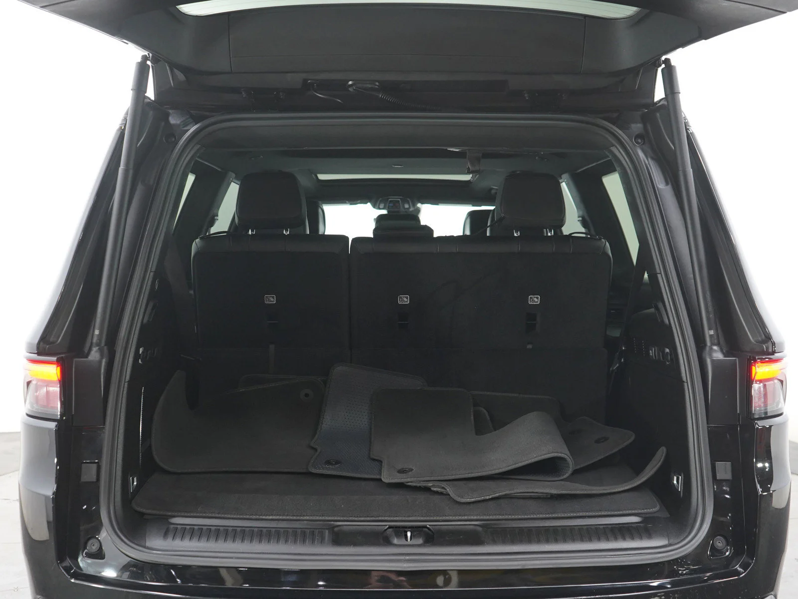 Used 2024 Diamond Black Crystal Pearlcoat Jeep Series II image 19