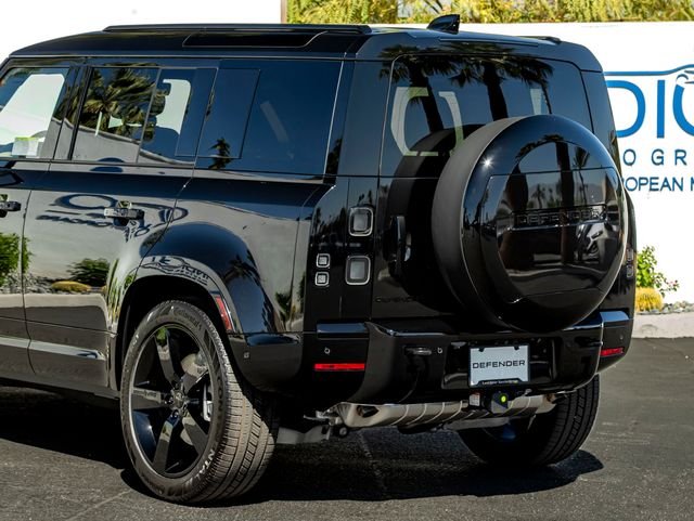 New 2026 Santorini Black Land Rover X-Dynamic SE image 10