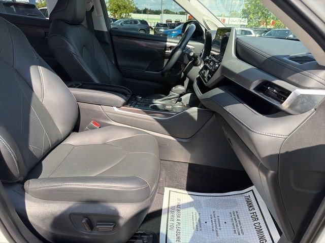 Used 2021 Blizzard Pearl Toyota Platinum image 21
