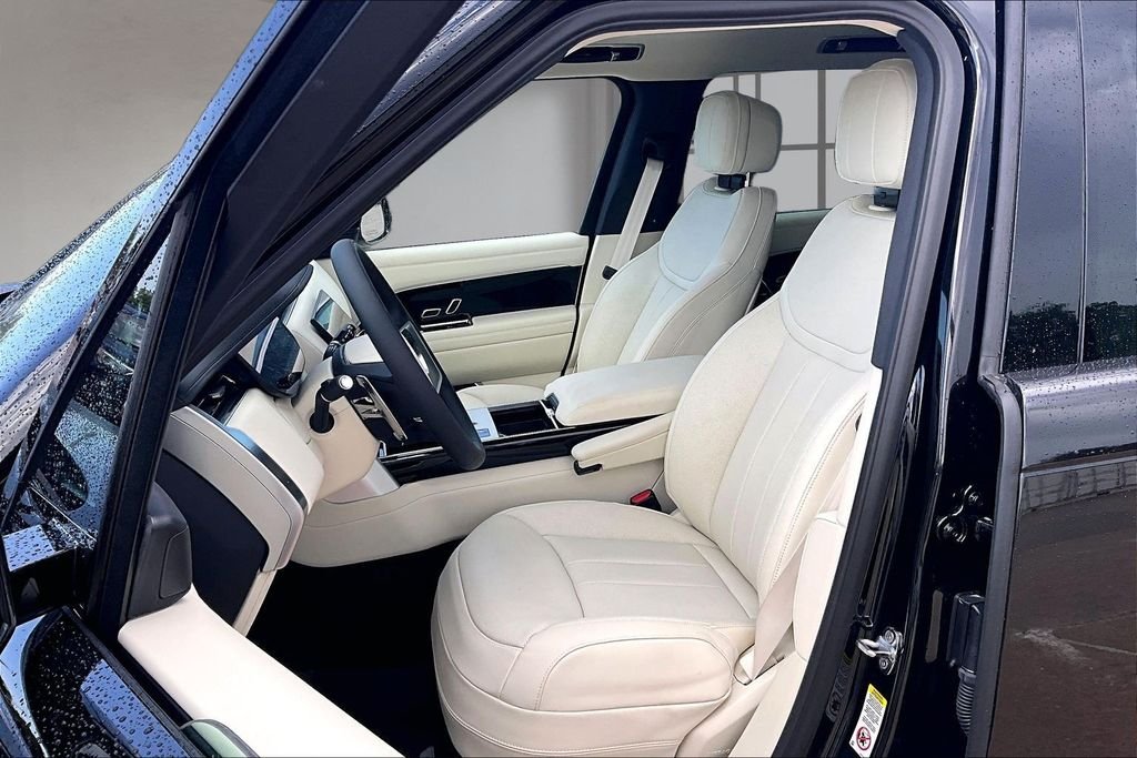 New 2026 Santorini Black Metallic Land Rover SE image 9