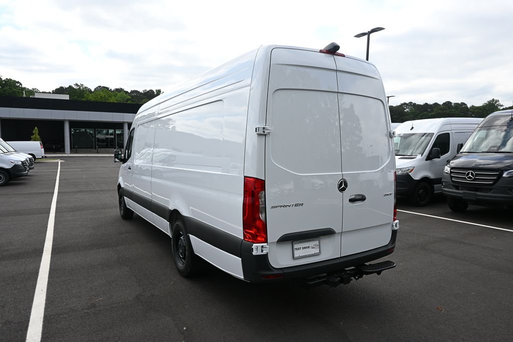 New 2026 Arctic+White Mercedes-Benz Cargo 170 WB image 4