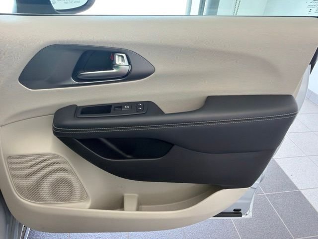 Used 2023 Silver Mist Clearcoat Chrysler  image 11