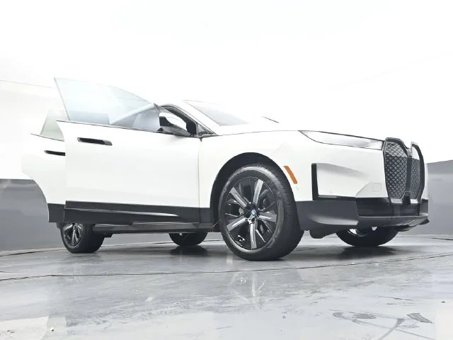 Certified Used 2024 White/off-white BMW xDrive50 image 41