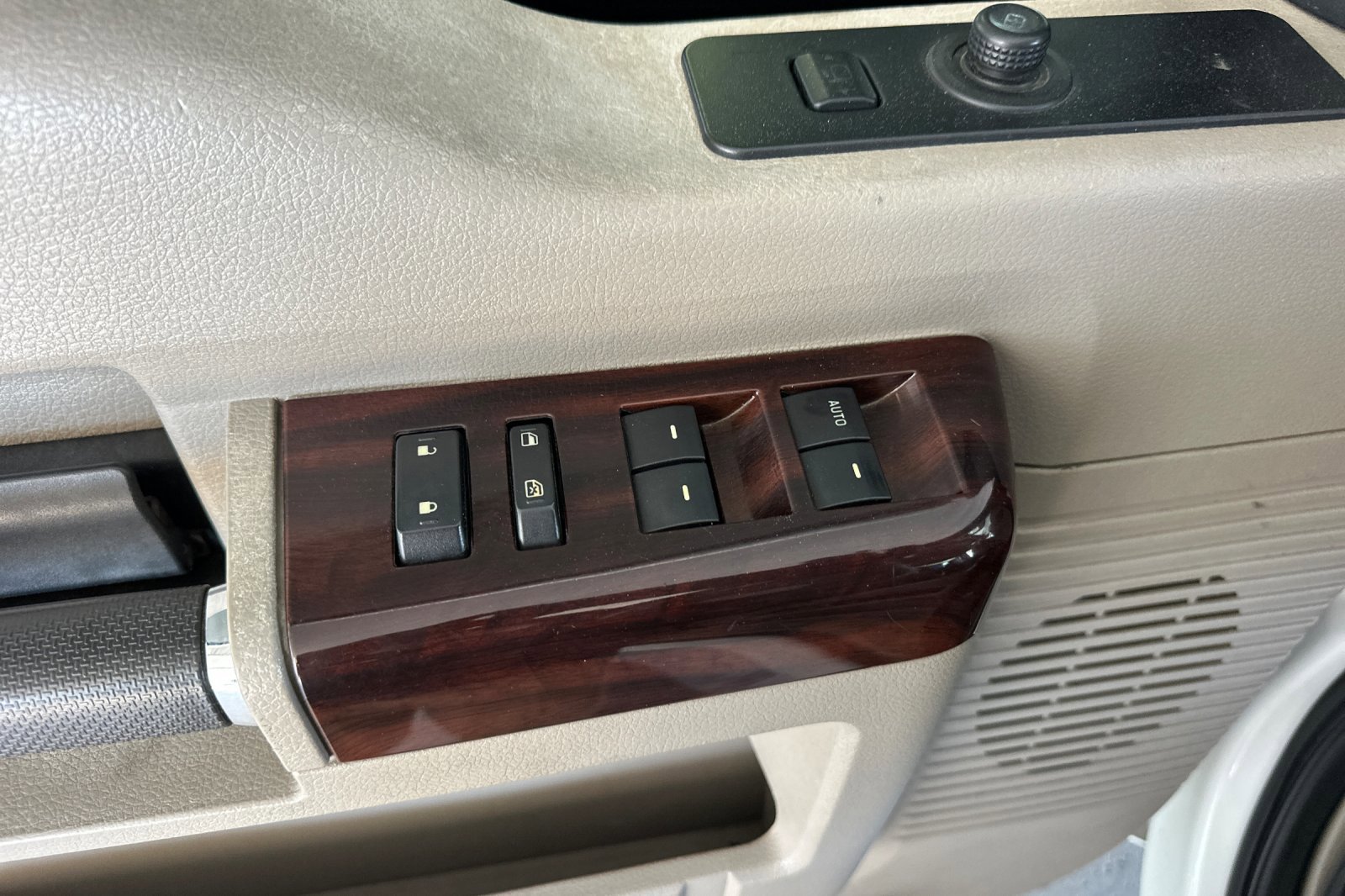 Used 2010 White Ford  image 11