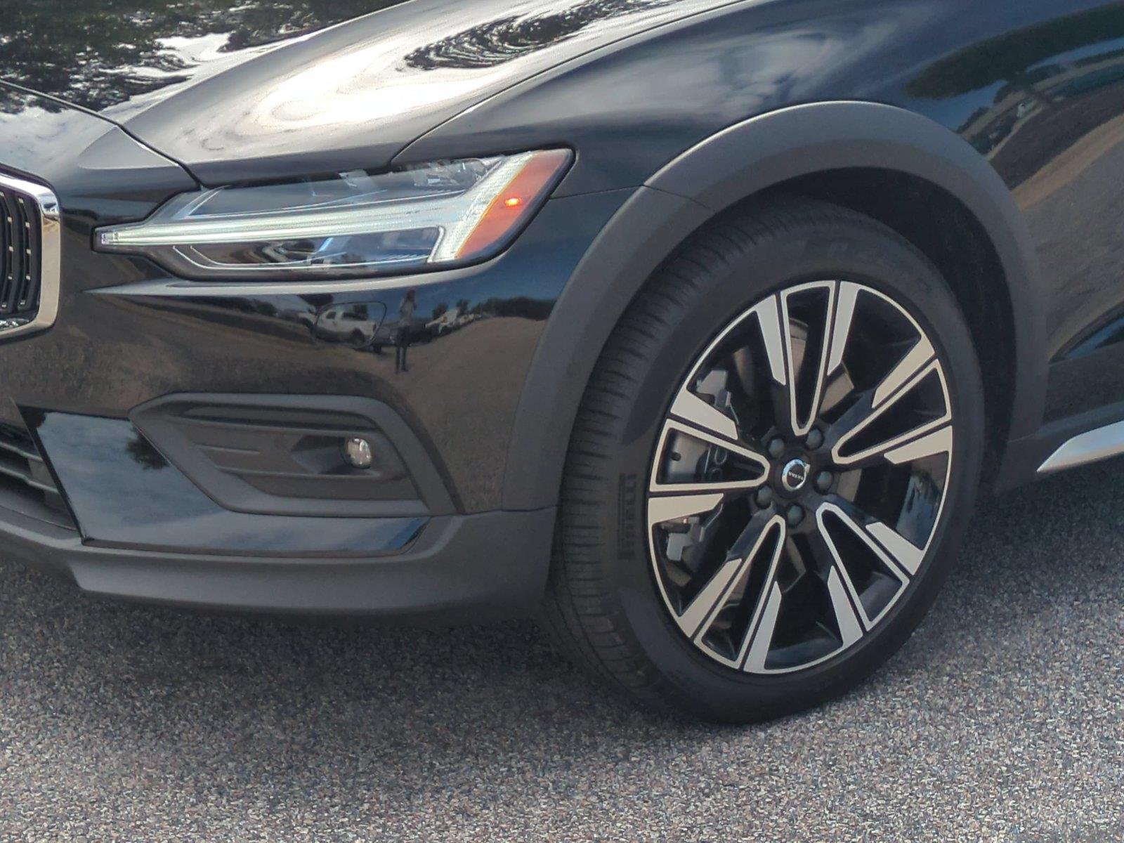 Used 2026 Onyx Black Metallic Volvo Ultra image 9