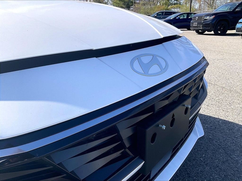 Used 2025 White Hyundai SEL Convenience image 30