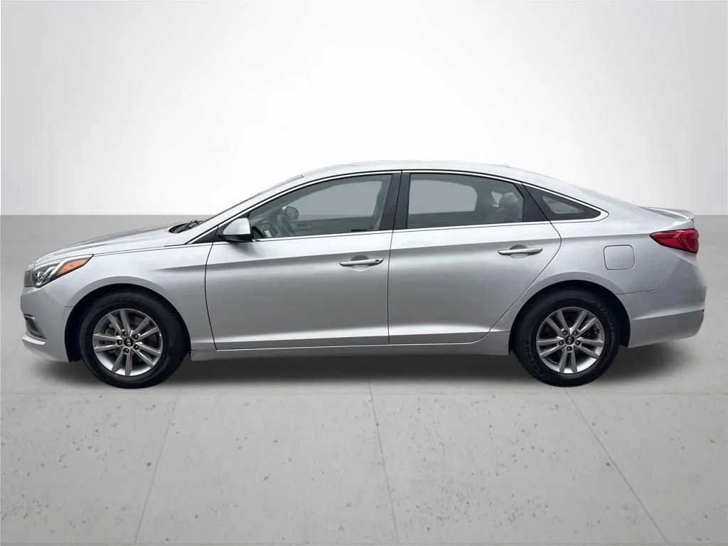 Used 2016 Silver Hyundai SE image 10