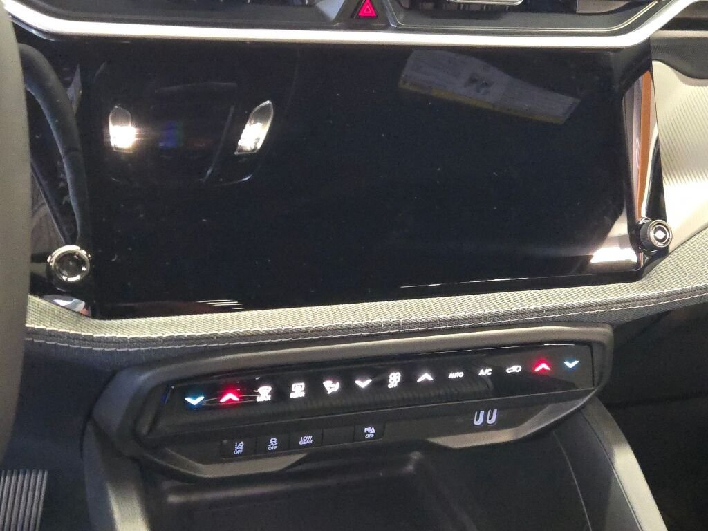 New 2026 Bright White Clear-Coat Exterior Paint Jeep Laredo image 24