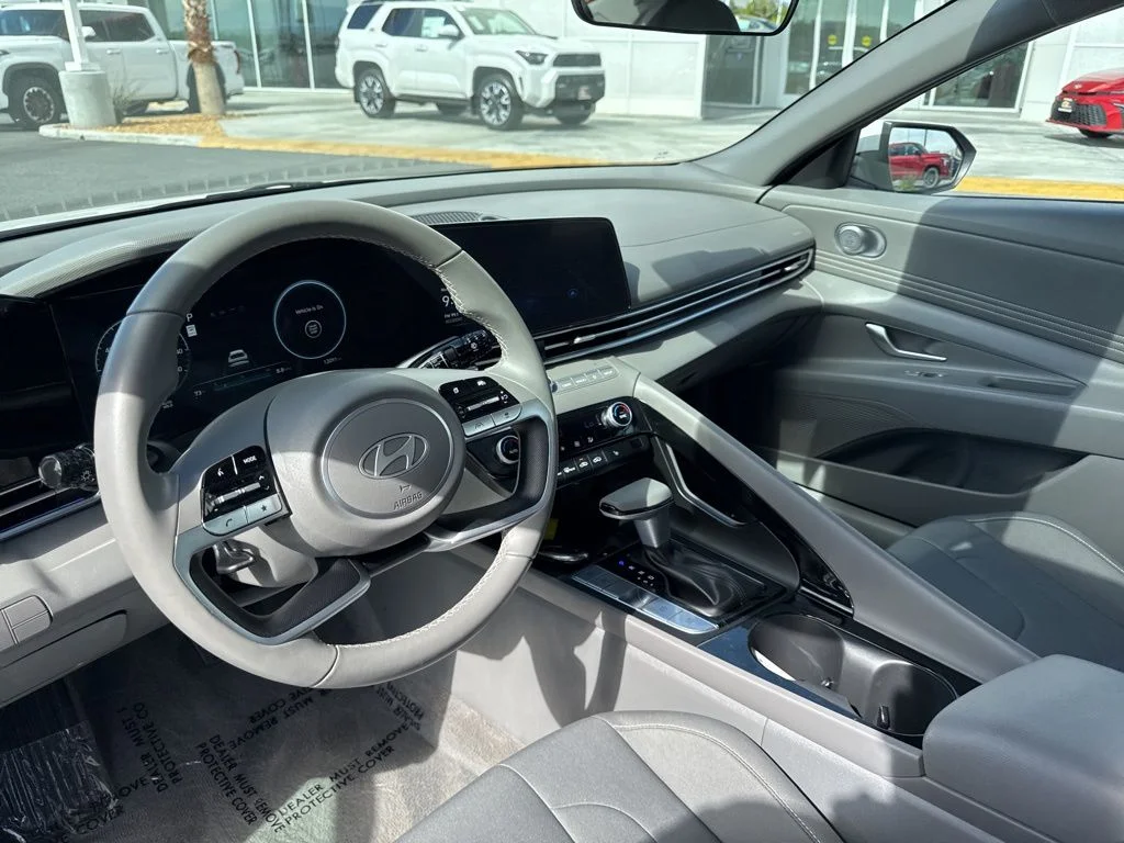 2025 Hyundai Elantra SEL - Photo 12