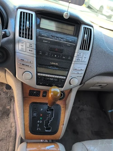 Used 2005  Lexus 330 image 11