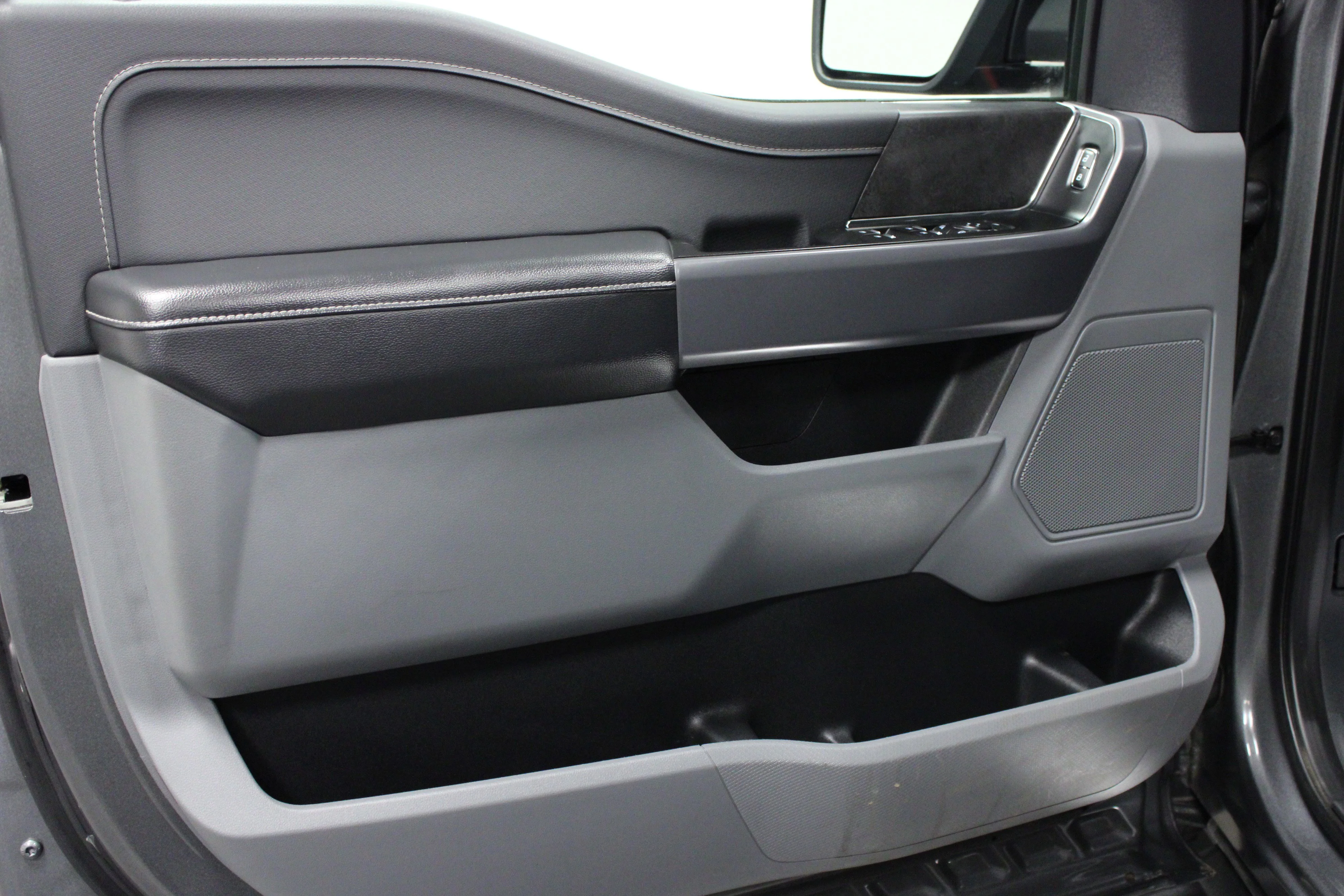Used 2025 Carbonized Gray Metallic Ford XLT image 11