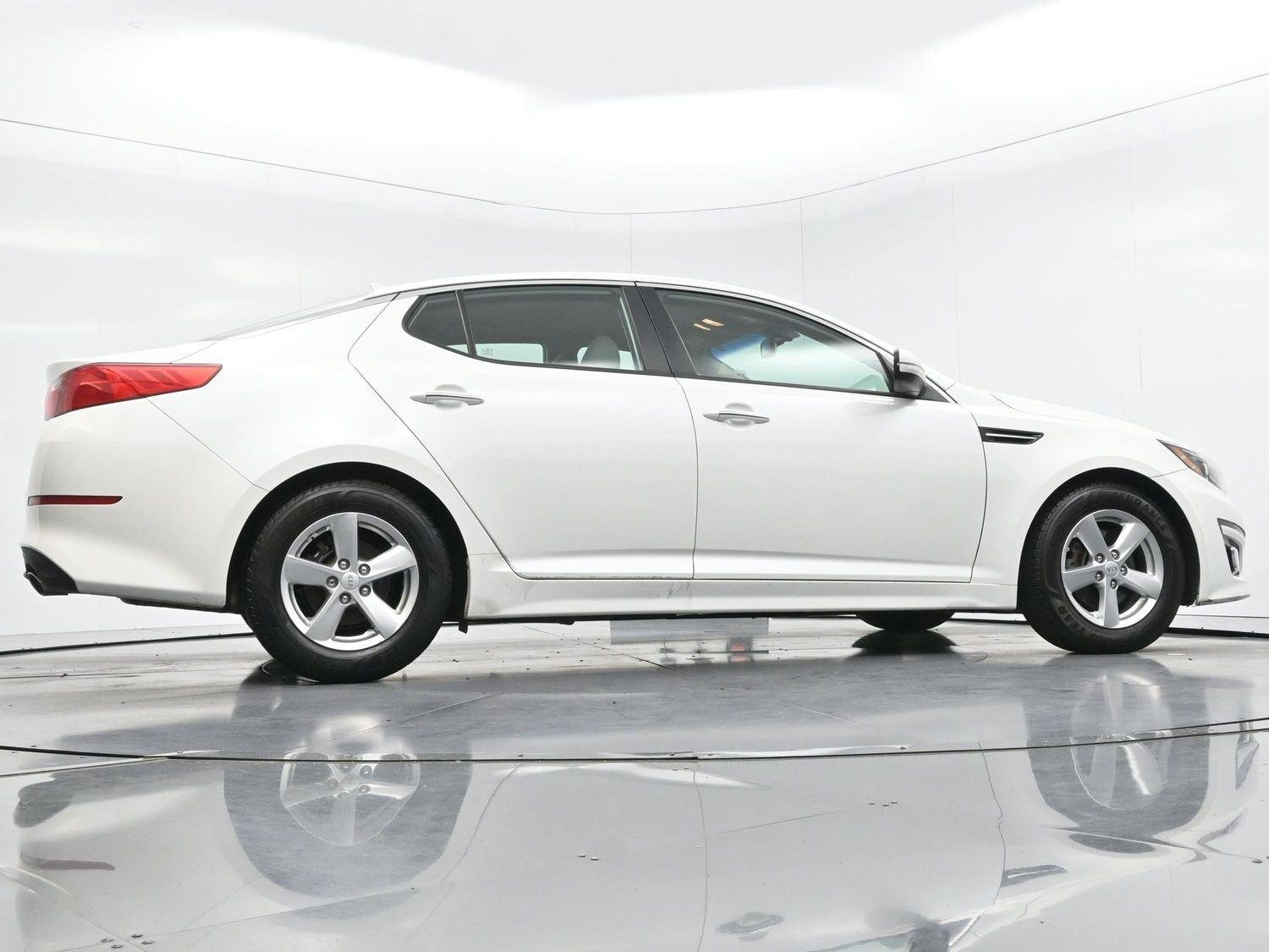 Used 2015 Snow White Pearl Kia LX image 51