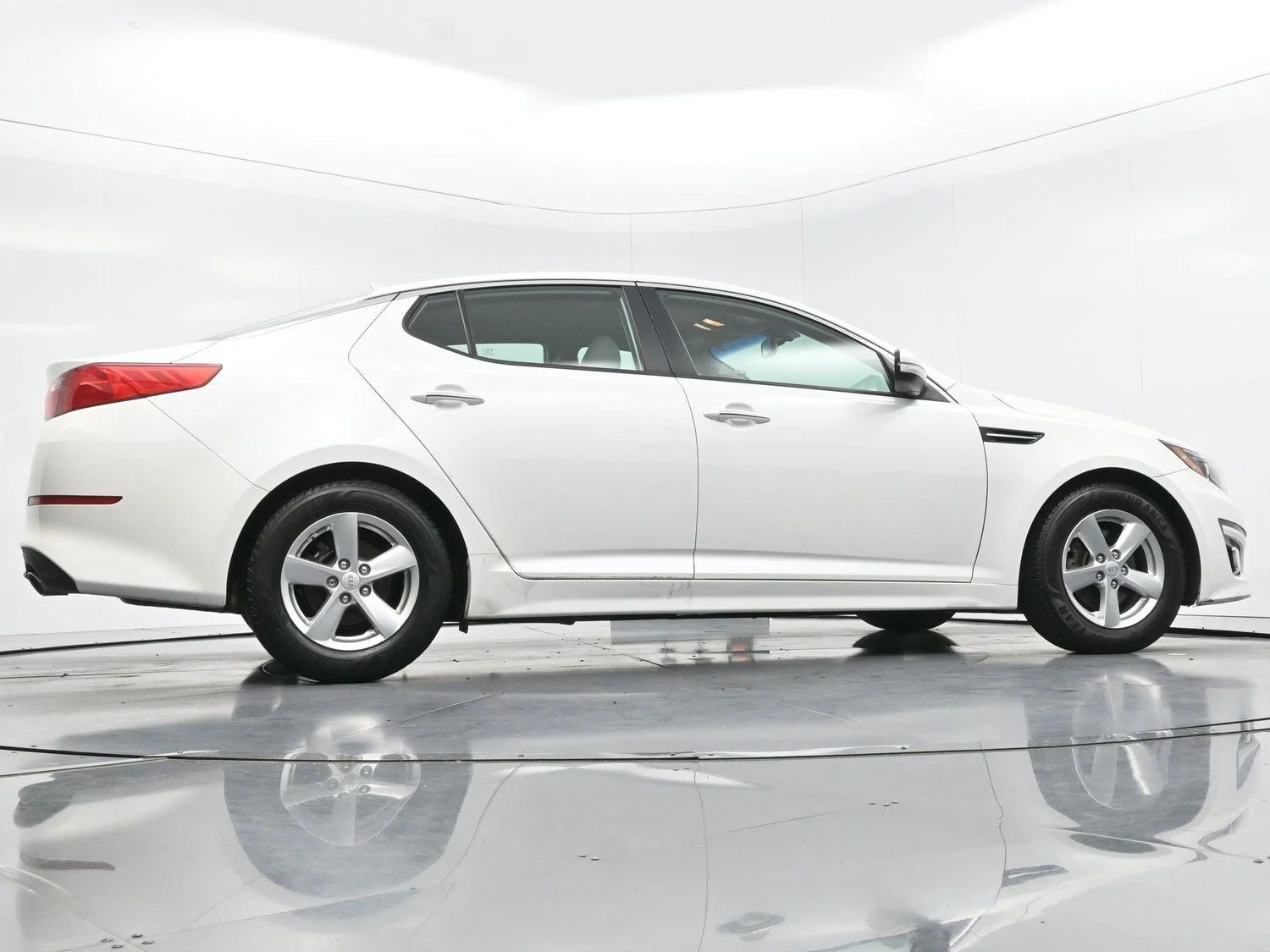 Used 2015 Snow White Pearl Kia LX image 51