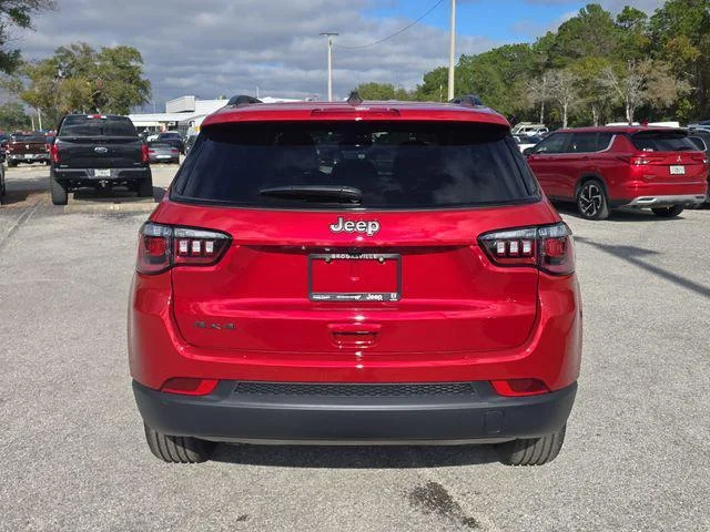 New 2026 Red Hot Pearl-Coat Exterior Paint Jeep Latitude image 5