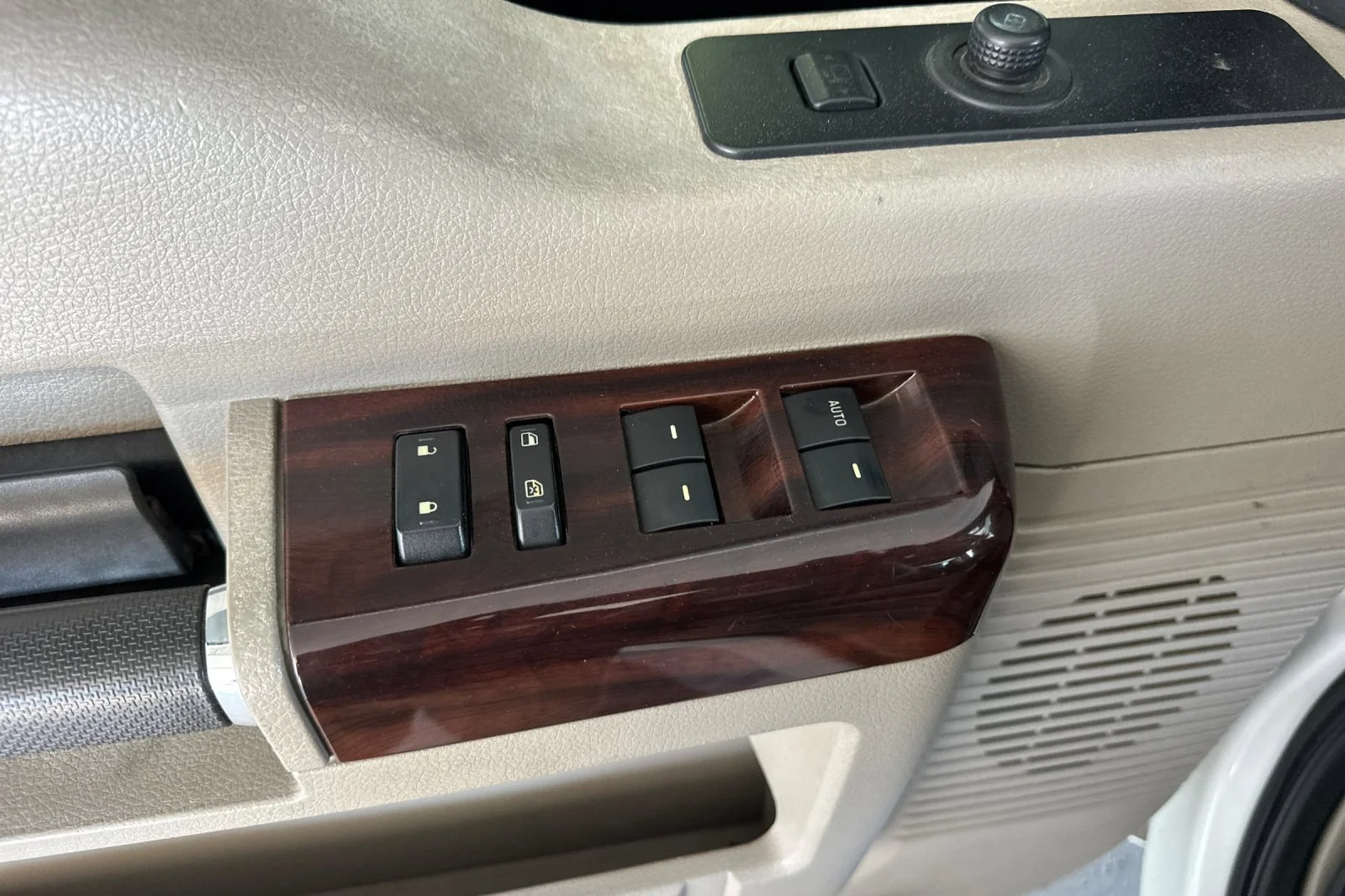 Used 2010 White Ford  image 11