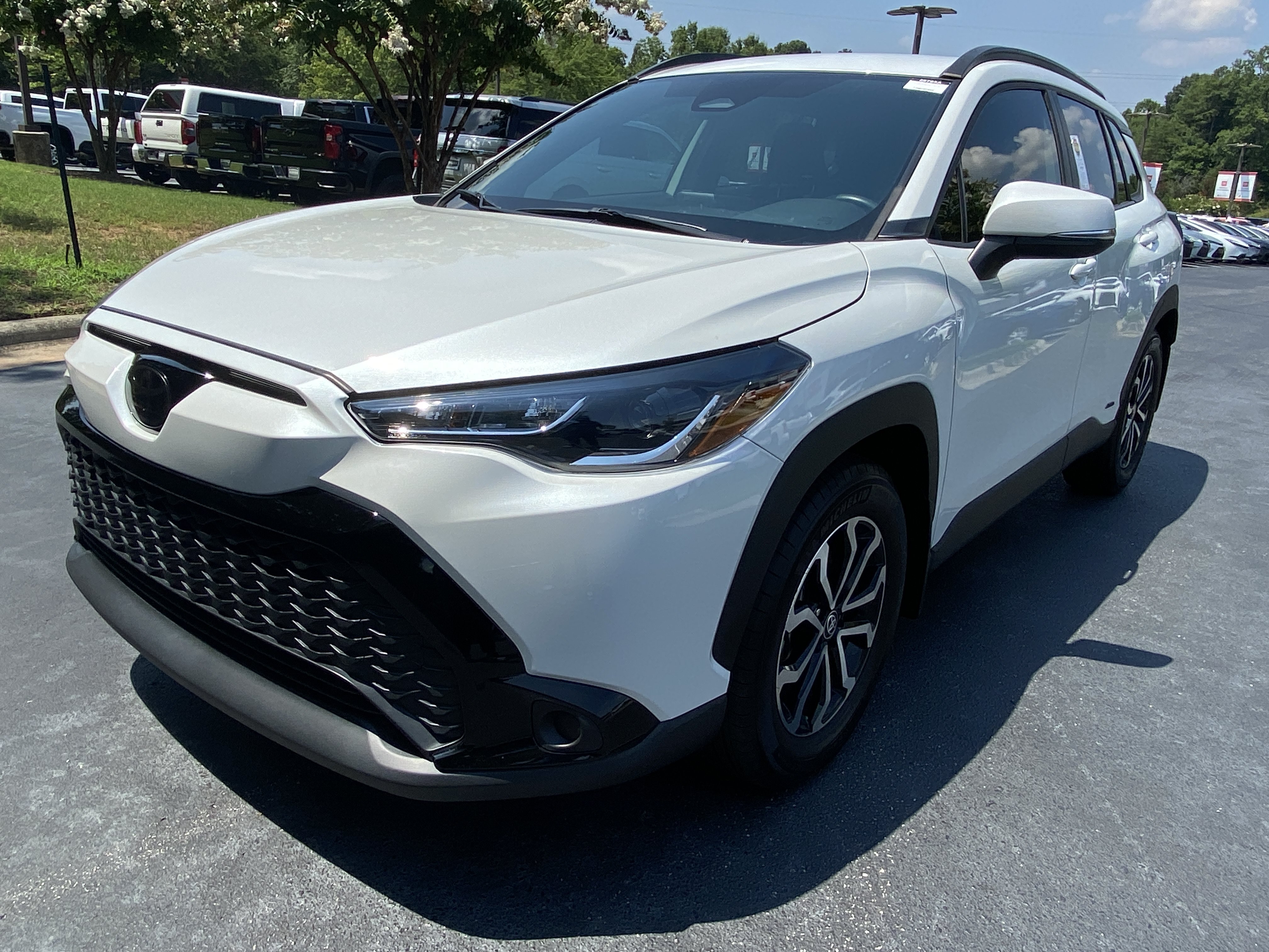 Used 2023 Wind Chill Pearl Toyota Hybrid SE image 1