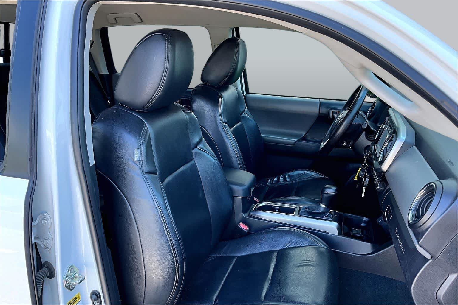 Used 2016 Super White Toyota SR5 image 8