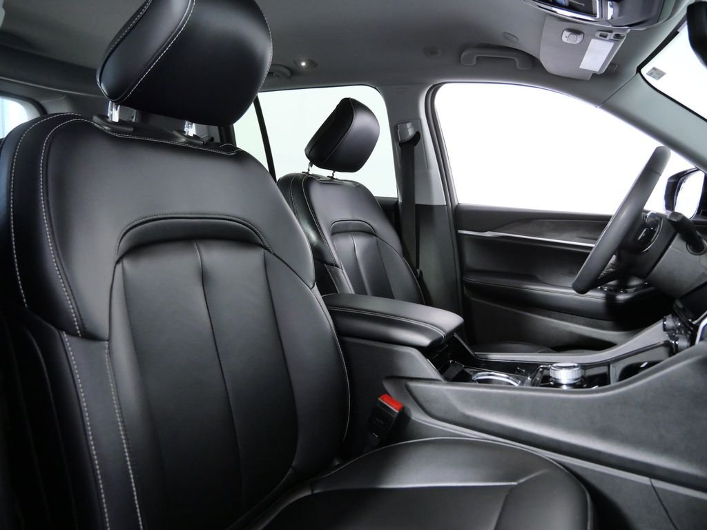 Used 2023 Silver Jeep Limited image 11