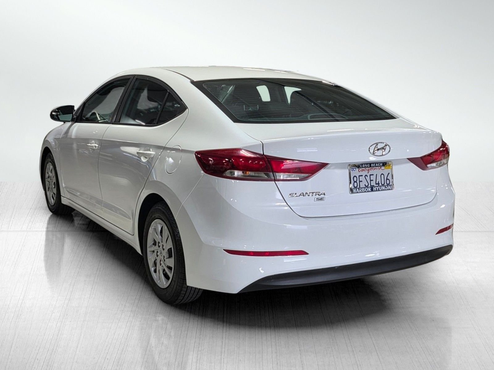 Used 2018 Quartz White Pearl Hyundai SE image 5