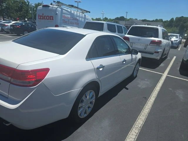 Used 2011 White Lincoln Base image 13