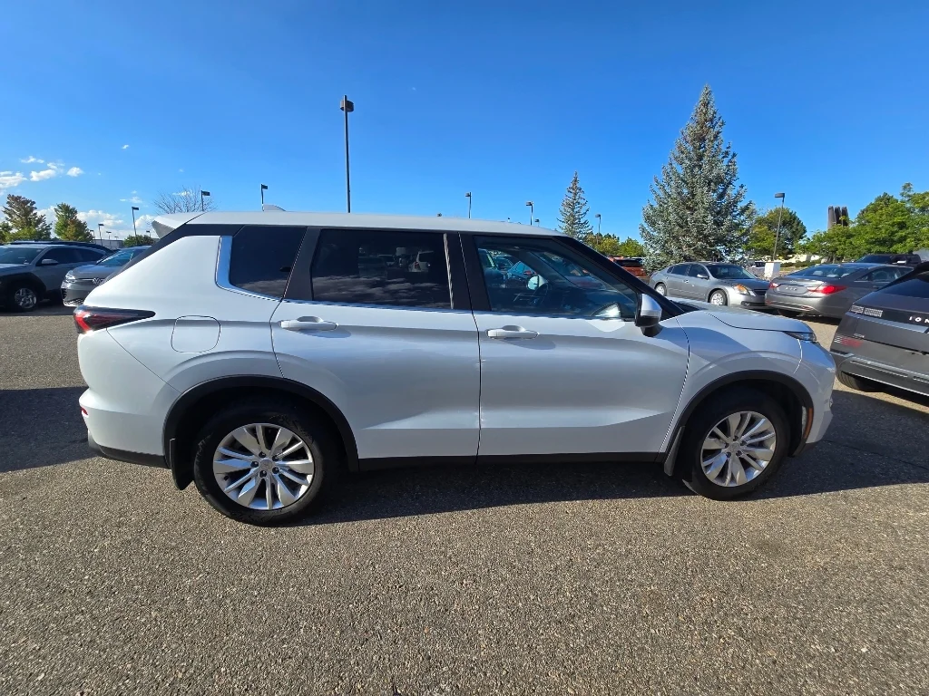 Used 2025 White Diamond Mitsubishi ES image 17