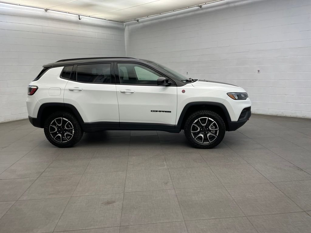 New 2026 Bright White Clear-Coat Exterior Paint Jeep Trailhawk image 2