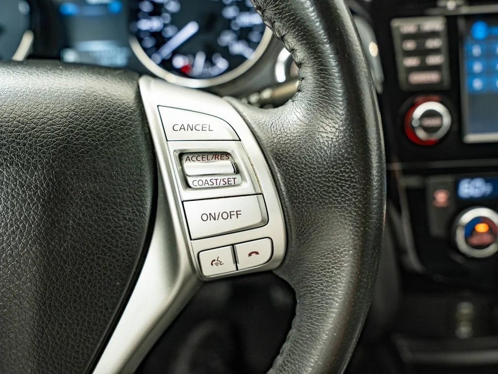 Used 2015 Arctic Blue Metallic Nissan SL image 29