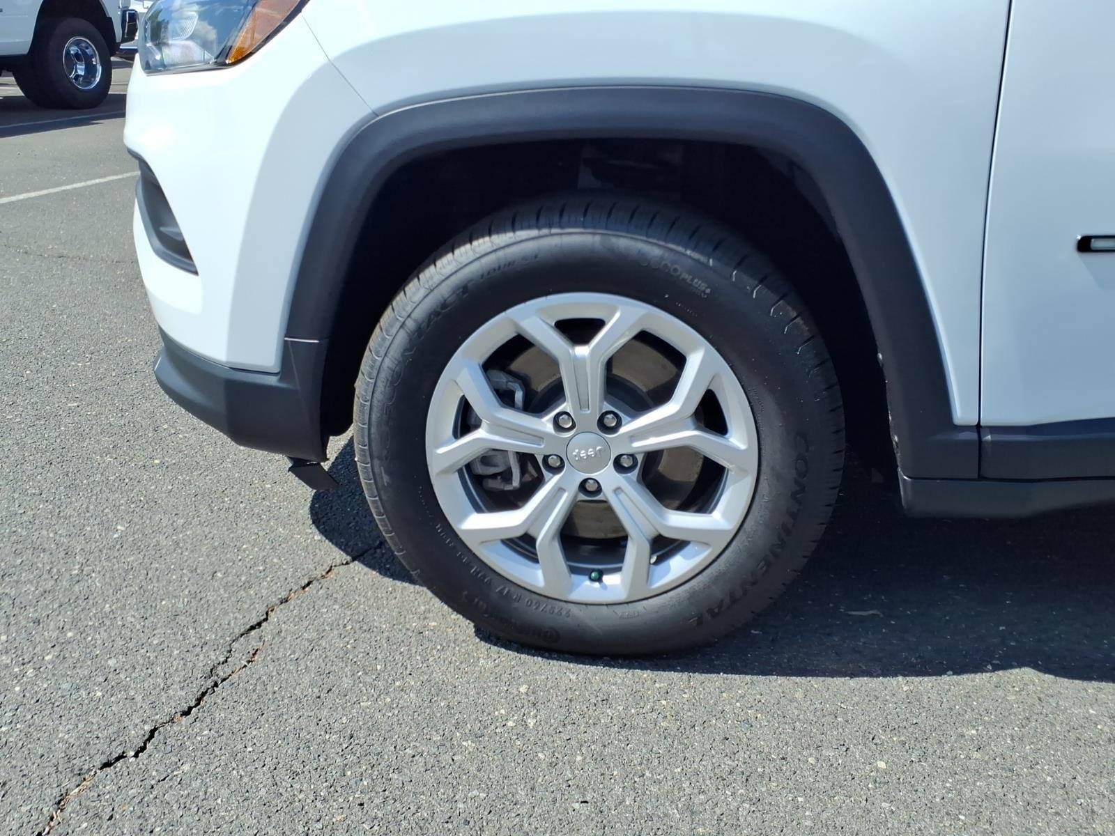 Used 2024 Bright White Clearcoat Jeep Latitude image 10
