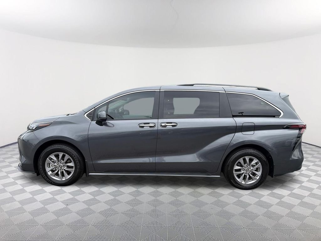 2025 Toyota Sienna XLE - Photo 8