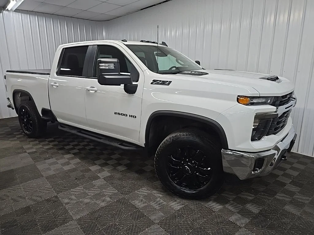 Used 2025 White Chevrolet LT image 7