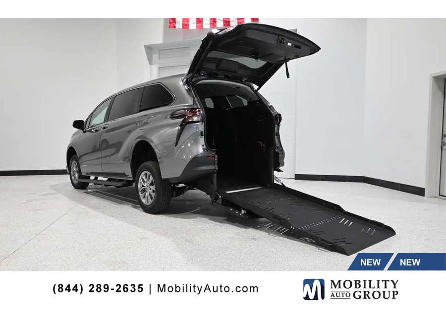 2026 Toyota Sienna LE 8-Passenger Hybrid FWD's photo