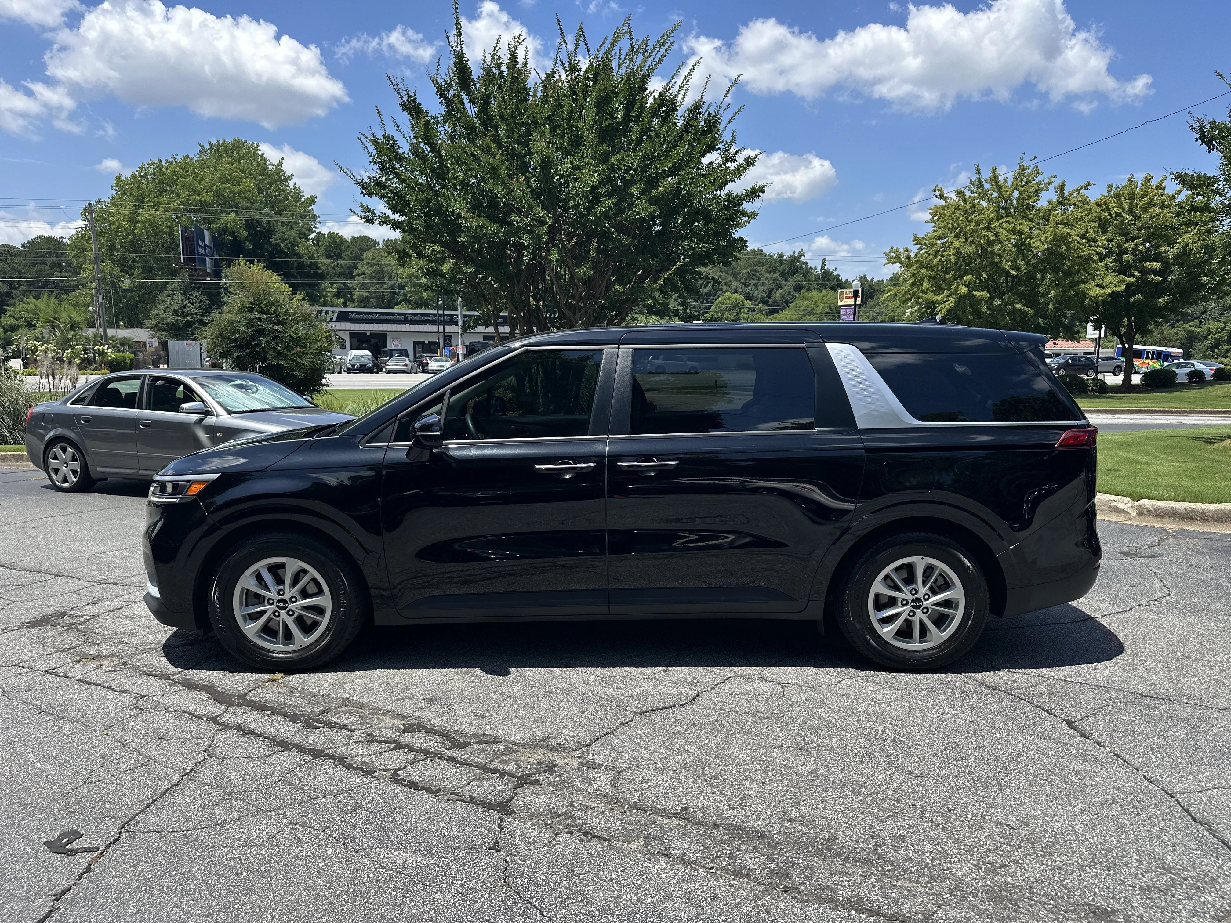 Certified Used 2024 Aurora Black Pearl Kia LX image 9