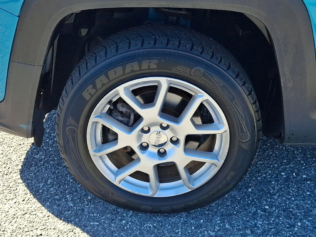 Used 2021  Jeep Latitude image 29