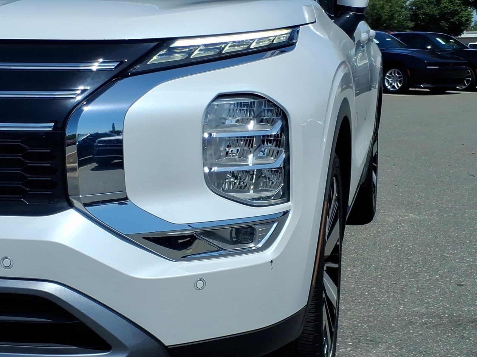 Used 2025  Mitsubishi SE image 15