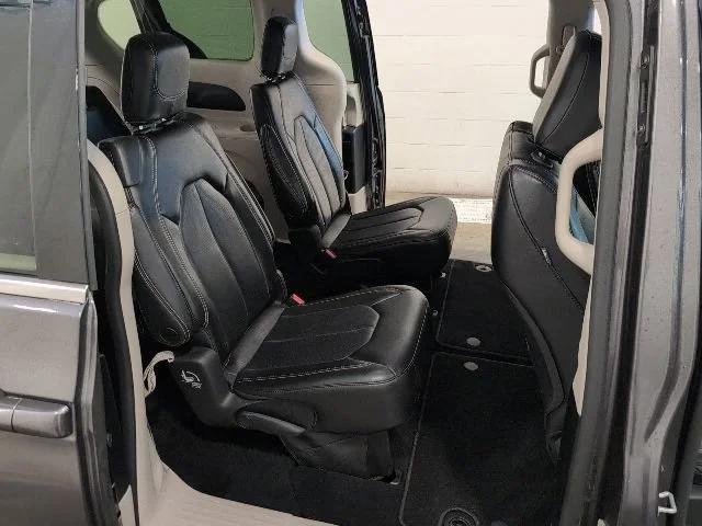 Used 2023  Chrysler Touring L image 31