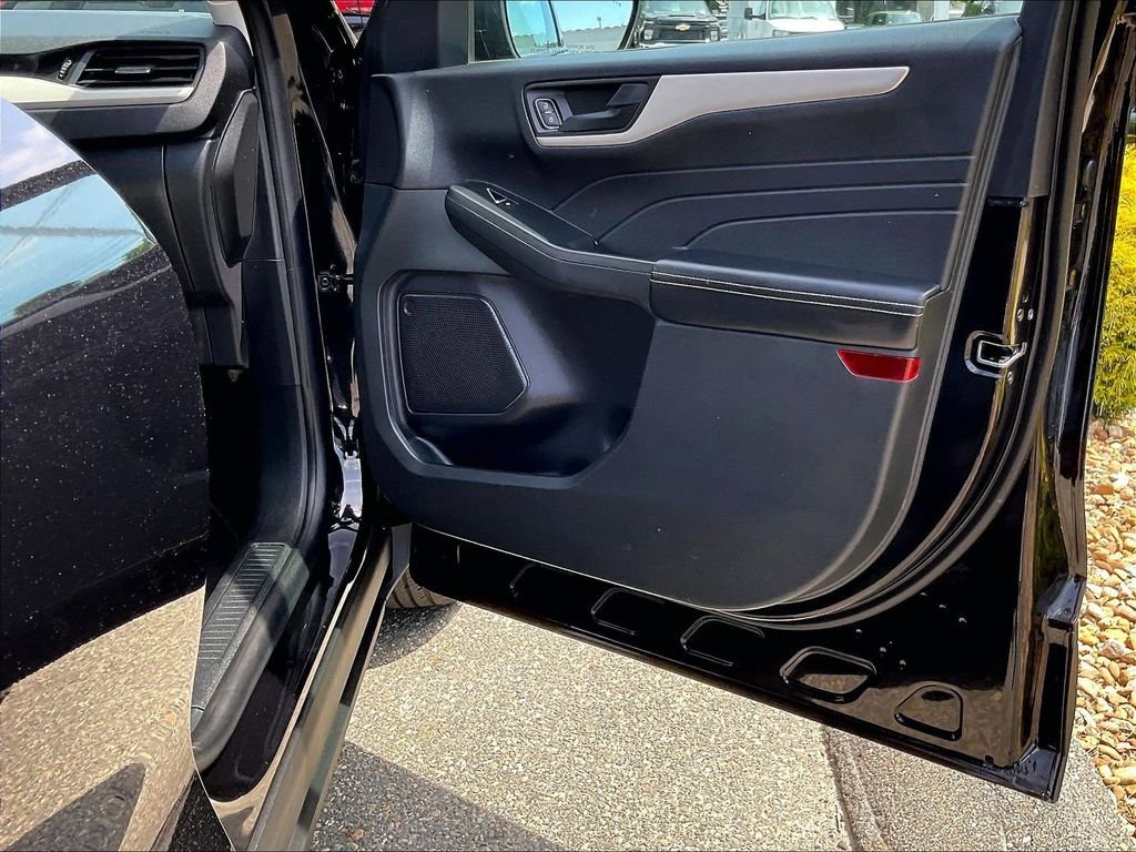 Used 2022 Black Ford SE image 12