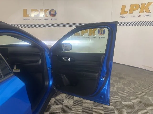 New 2026 Hydro Blue Pearl-Coat Exterior Paint Jeep Limited image 17