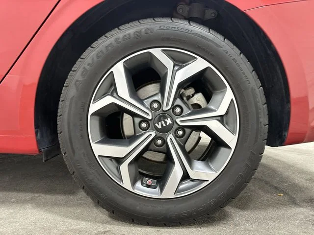 Used 2021 Currant Red Kia LXS image 11