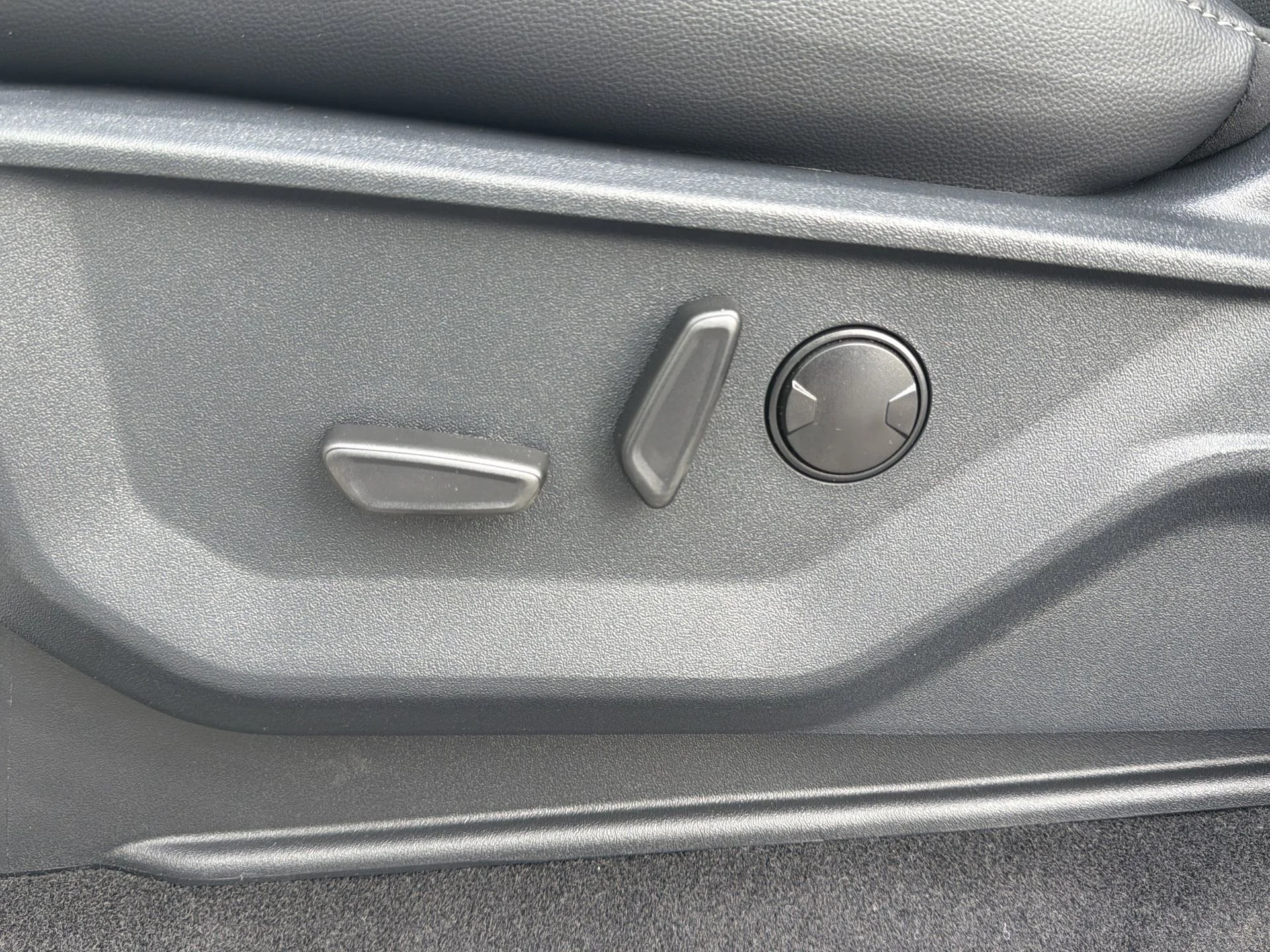 New 2026 Iconic Silver Metallic Ford Lariat® image 24