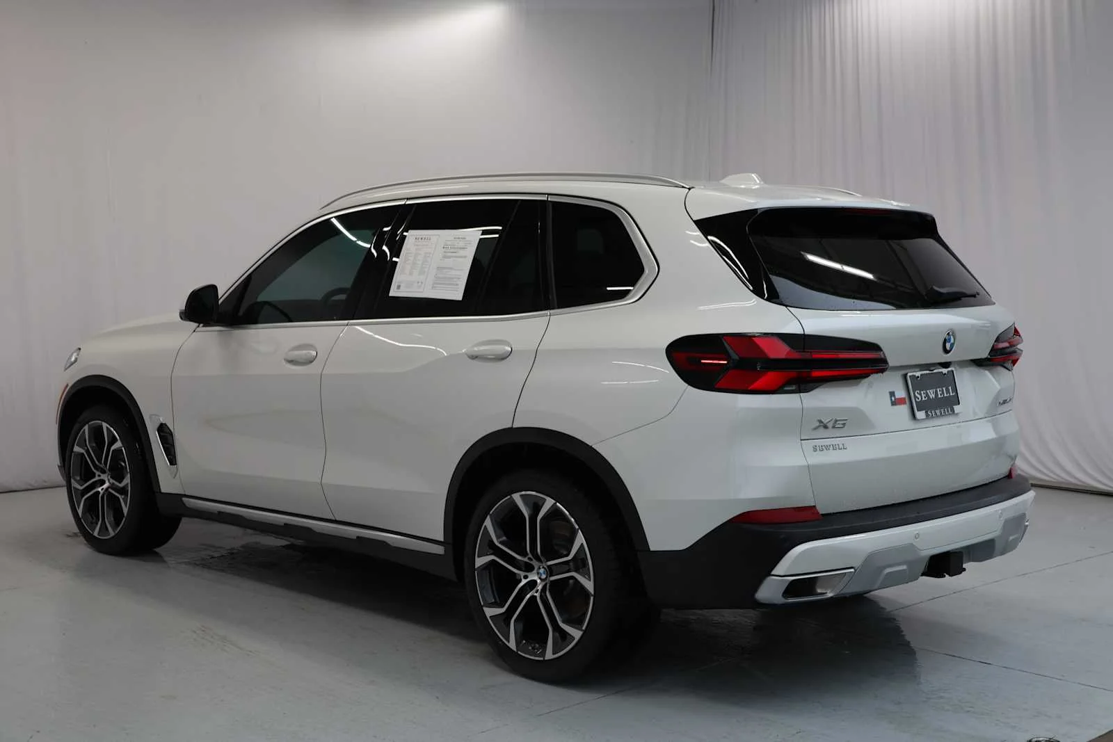Certified Used 2026 Mineral White Metallic BMW xDrive40i image 5