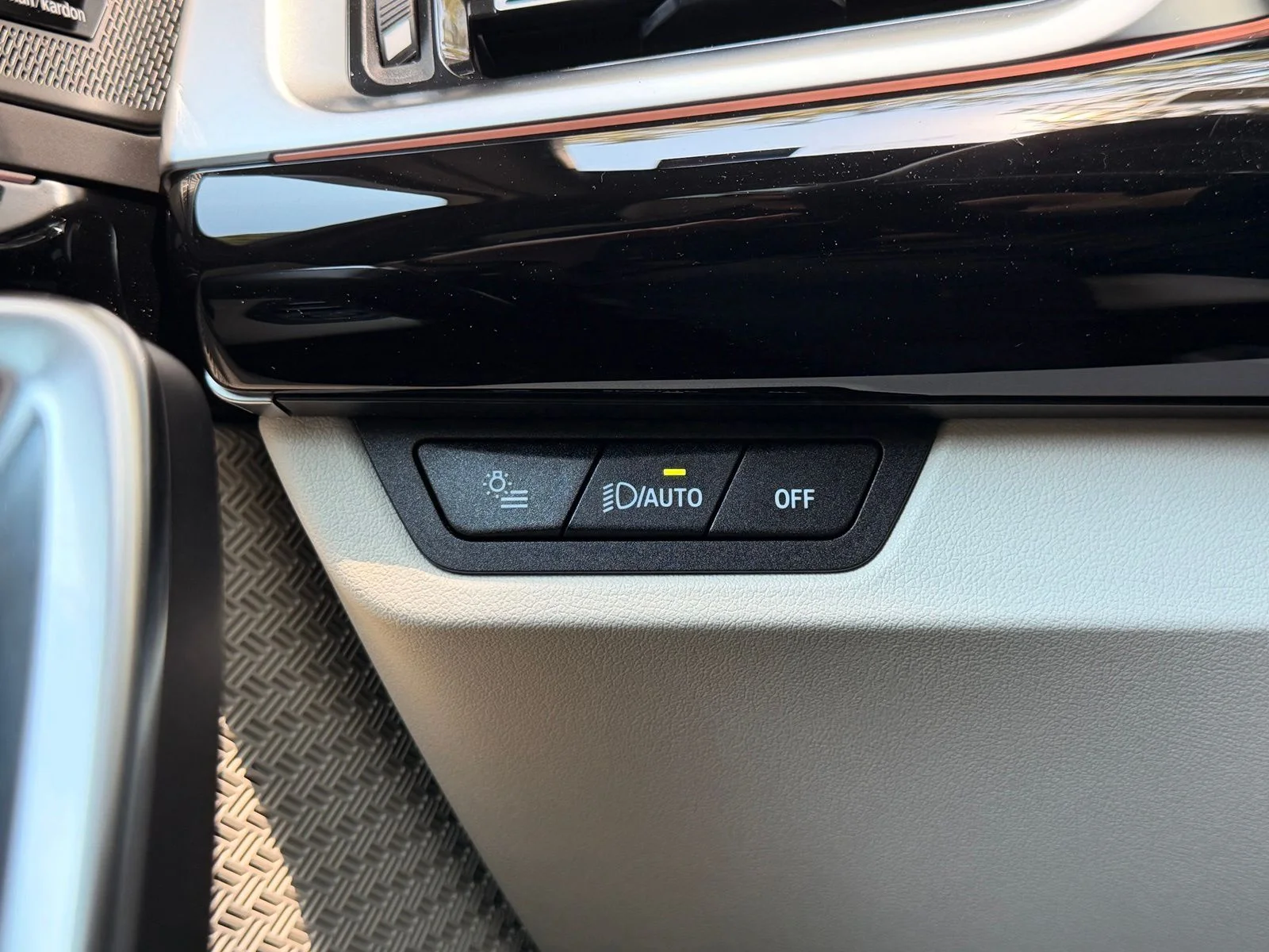 New 2026 Mineral White Metallic BMW xDrive28i image 23