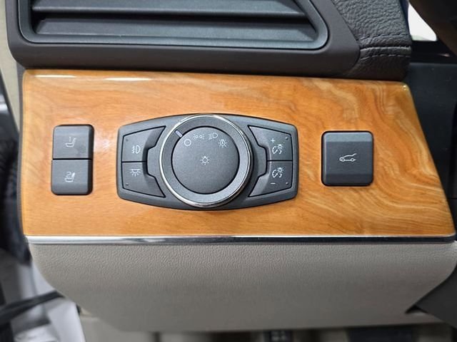 Used 2015 White Lincoln Base image 26
