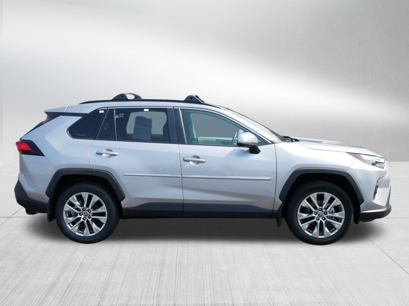 Certified Used 2025 SILVER SKY METALLIC Toyota XLE Premium image 8