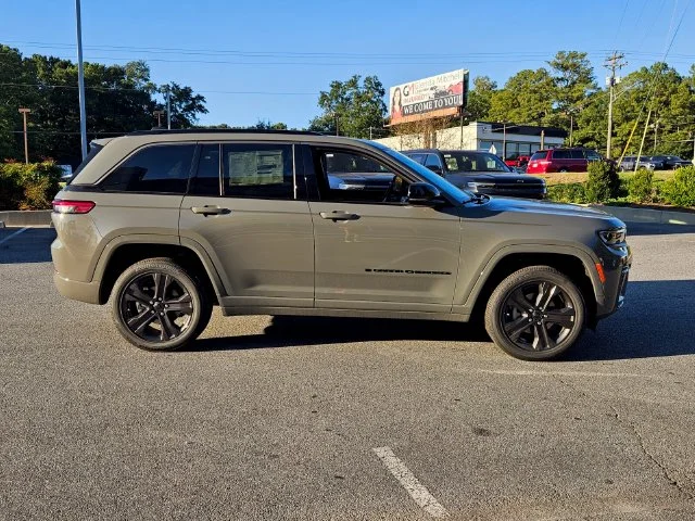 New 2027 Sting-Gray Clear-Coat Paint Jeep Limited Reserve image 6
