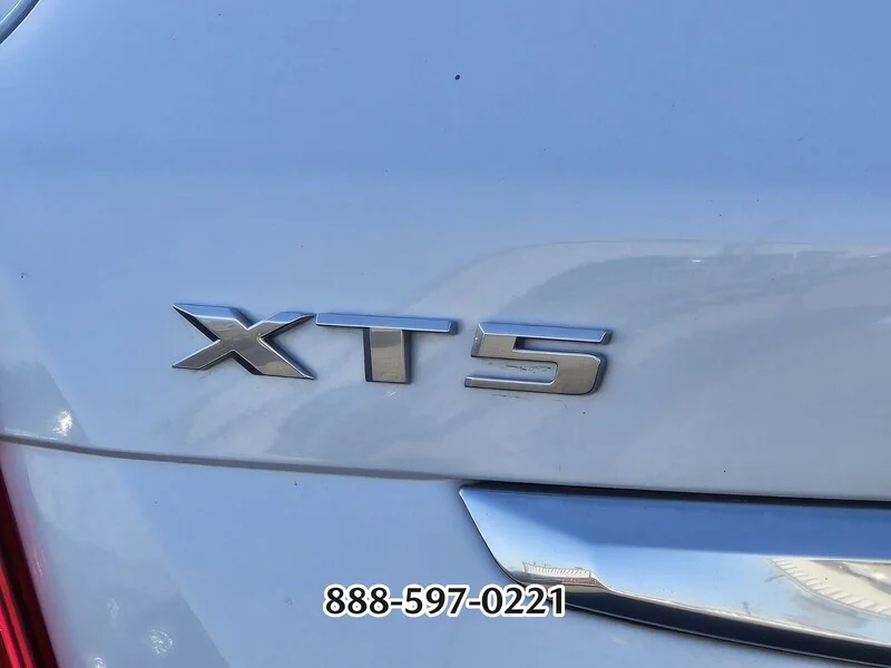 Used 2017 Crystal White CADILLAC PREMIUM LUXURY image 4