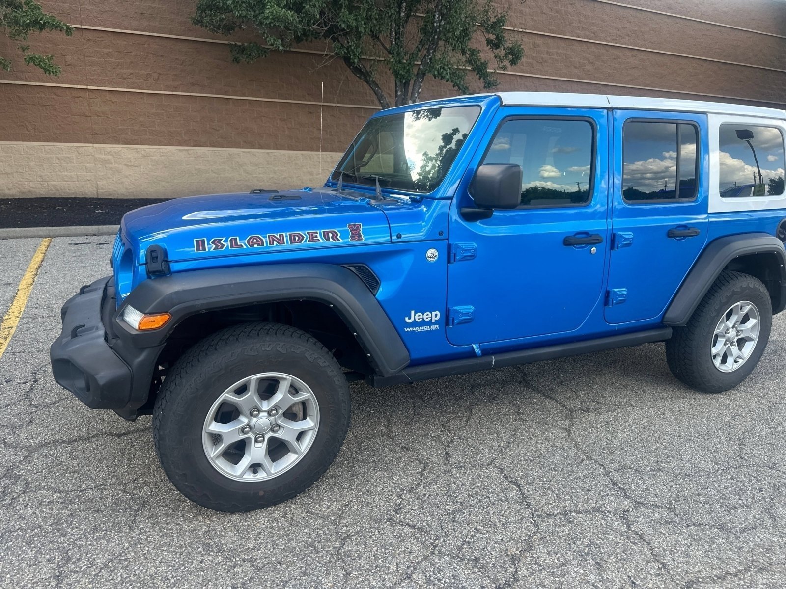 Used 2021 Hydro Blue Pearlcoat Jeep Unlimited Islander image 9