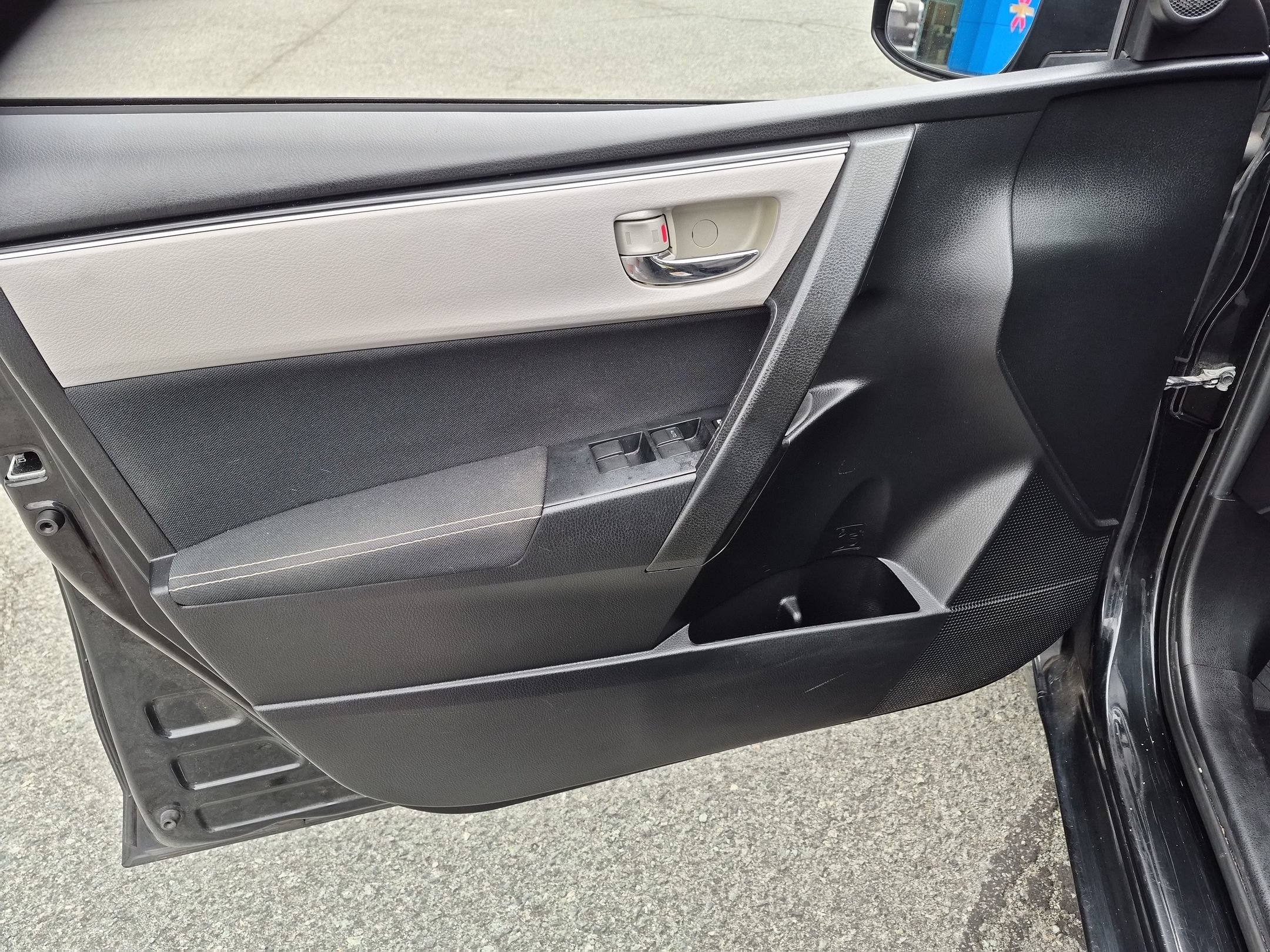 Used 2018  Toyota L image 12