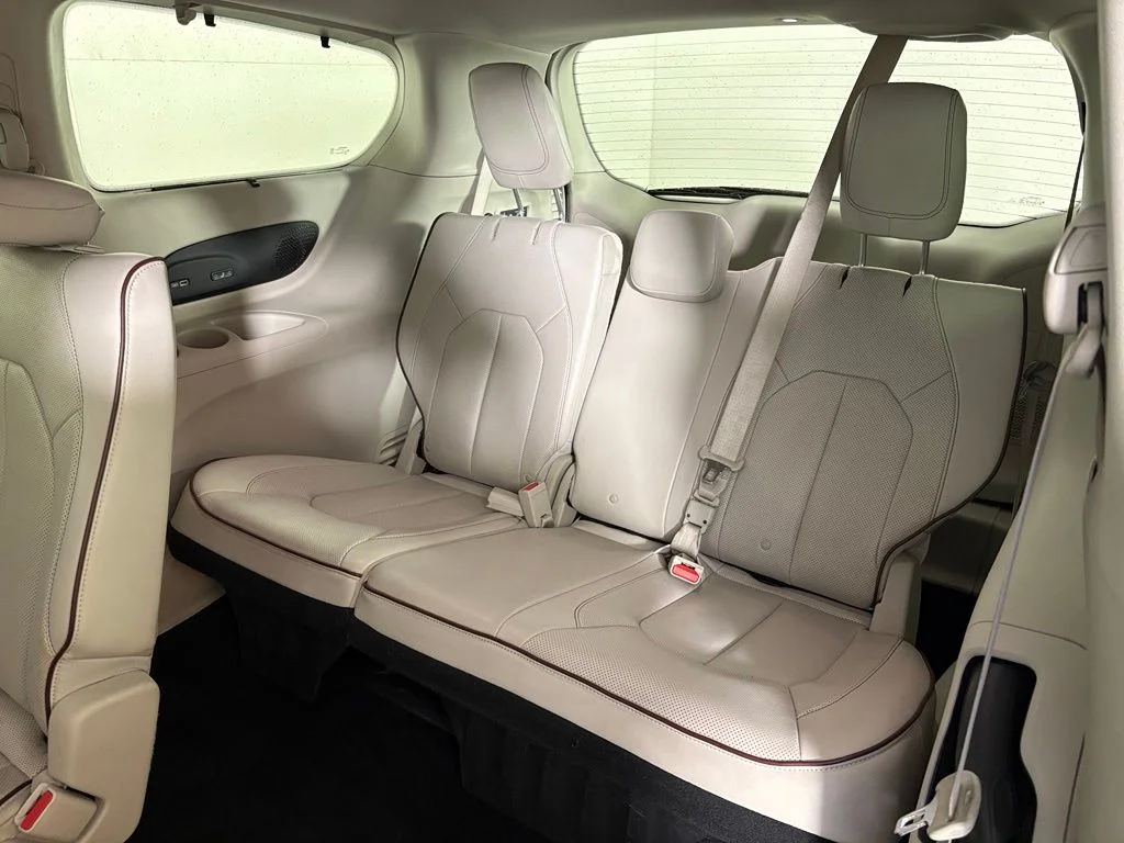 Used 2017 White Chrysler Limited image 37